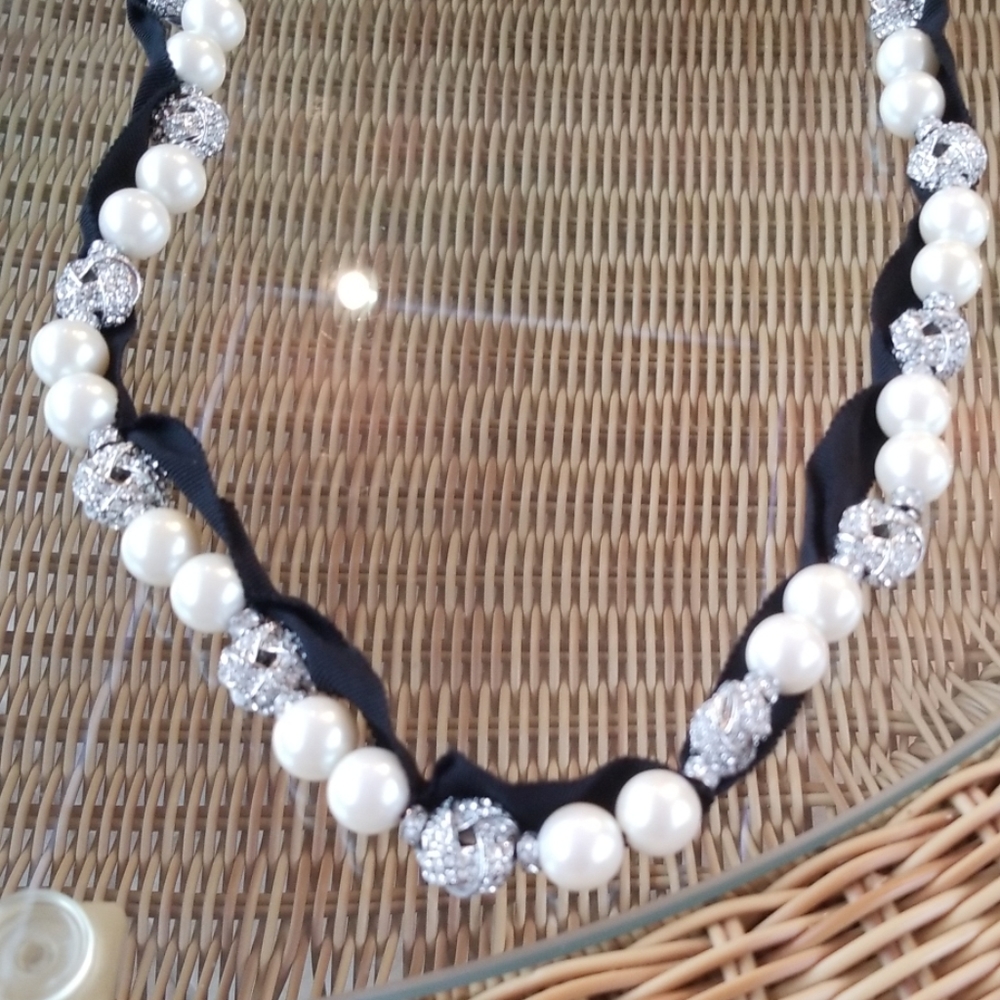 Ann Taylor costume pearl & silver ball necklace - Picture 4 of 5